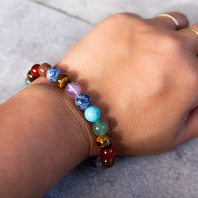 インドの彩り チャクラカラーストーンブレス 5 - ひとつをつけてみました。