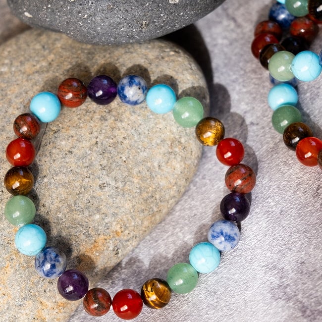 インドの彩り チャクラカラーストーンブレスの写真パワーストーン,アメジスト,タイガーアイ,ラピスラズリ,数珠,インドの数珠,ブレスレット,アクセサリー,ブレス