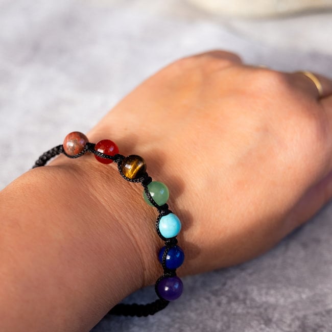 インドの彩り チャクラカラーストーンブレス 6 - 実際の着用例です。ユニセックスデザインとなります。