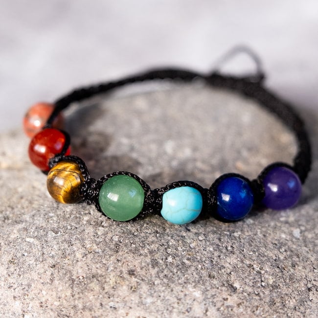 インドの彩り チャクラカラーストーンブレスの写真パワーストーン,アメジスト,タイガーアイ,ラピスラズリ,数珠,インドの数珠,ブレスレット,アクセサリー,ブレス, マクラメ,紐