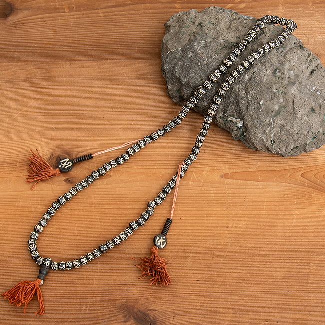 ネパールの数珠 - オーン(大)の写真1枚目です。ネパールで手作りされている数珠です。落ち着いたデザインなので、ネックレス等として普段使いでもご使用いただけます。数珠,ネパール 数珠,ネックレス,オーン