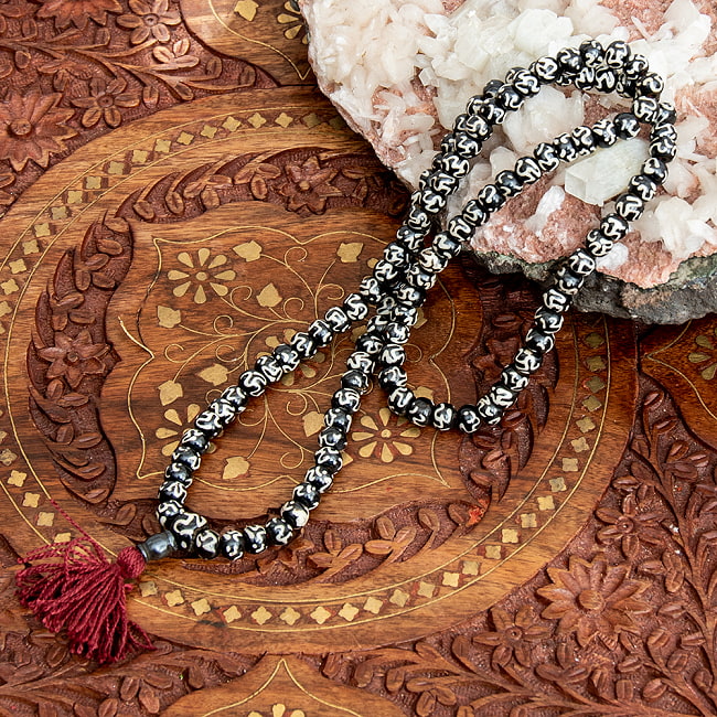 ネパールの数珠 - オーン(小)の写真1枚目です。ネパールで手作りされている数珠です。落ち着いたデザインなので、ネックレス等として普段使いでもご使用いただけます。数珠,ネパール 数珠,ネックレス,オーン