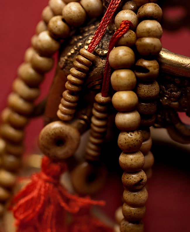 ネパールの数珠 - 飾りつき 2 - 拡大写真になります。とても趣があります。