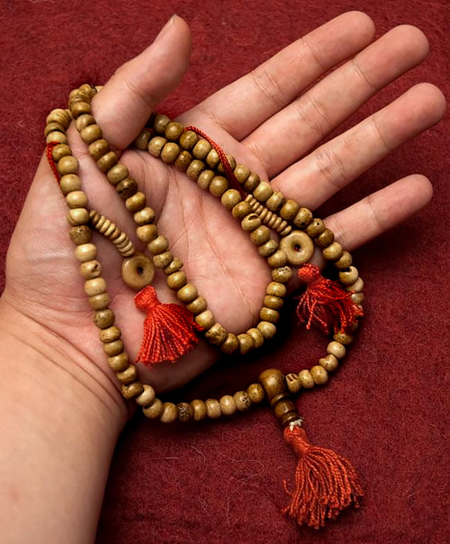 ネパールの数珠 - 飾りつき 4 - サイズを感じていただく為、手に載せてみたところです。