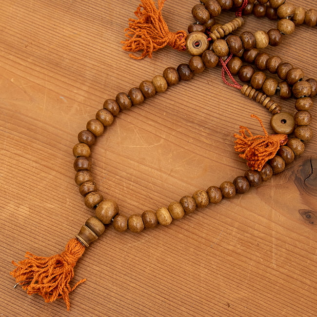 ネパールの数珠 - 飾りつき 6 - 房の色：オレンジ