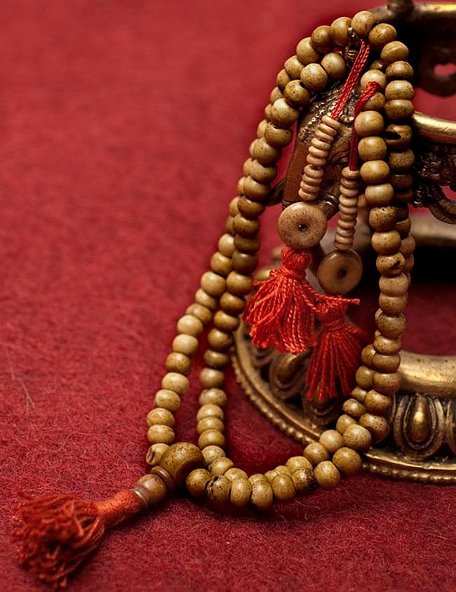 ネパールの数珠 - 飾りつきの写真1枚目です。ネパールで手作りされている数珠です。落ち着いたデザインなので、ネックレス等として普段使いでもご使用いただけます。数珠,ネパール 数珠,ネックレス