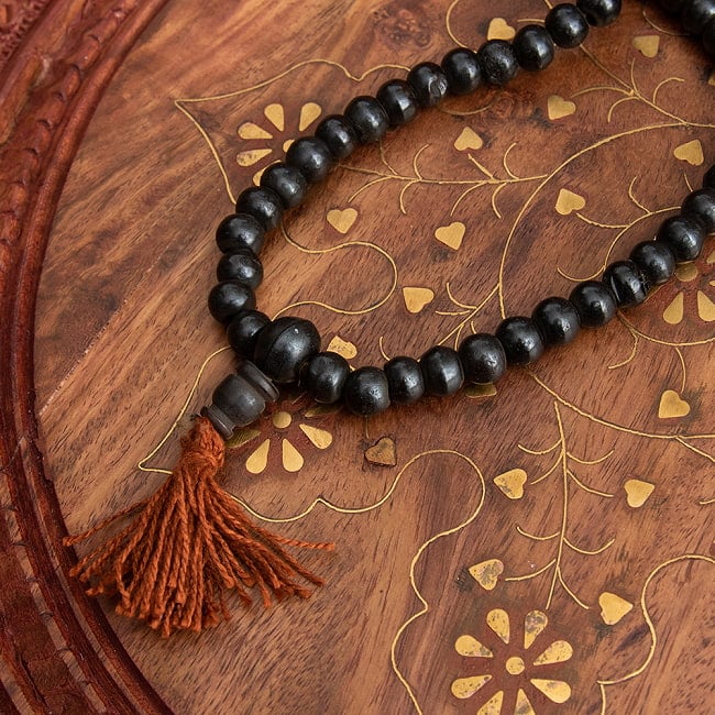 ネパールの数珠 - 飾りつき(黒) 5 - 房の色：茶色