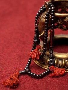 ネパールの数珠 - 飾りつき(黒)(ID-MALA-57)