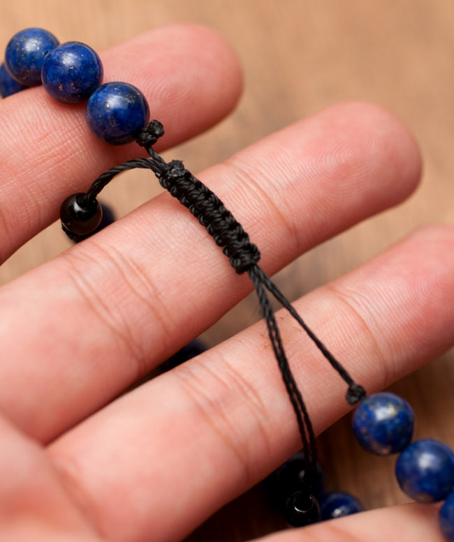 ネパールの数珠ブレスレット - ラピスラズリ 3 - このようにサイズ調整が可能なフリーサイズ品となります。