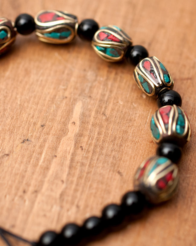 ネパールの数珠ブレスレット - ブラックオニキス 2 - 拡大写真になります。とても趣があります。