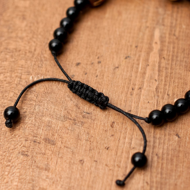 ネパールの数珠ブレスレット - ブラックオニキス 3 - このようにサイズ調整が可能なフリーサイズ品となります。