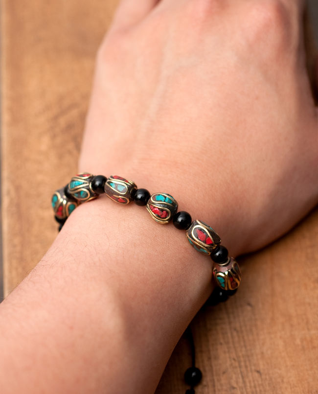 ネパールの数珠ブレスレット - ブラックオニキス 4 - サイズを感じていただく為、実際に使用してみた写真です。