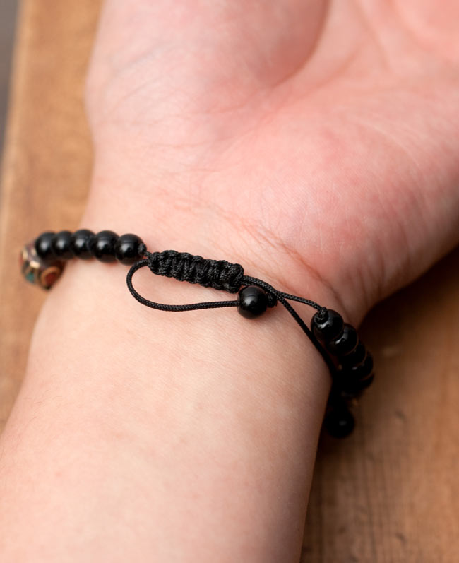 ネパールの数珠ブレスレット - ブラックオニキス 5 - 裏側の写真です。まだまだ長さにも余裕があるので、女性から男性まで、ほとんどの方がお使いいただけるフリーサイズです。