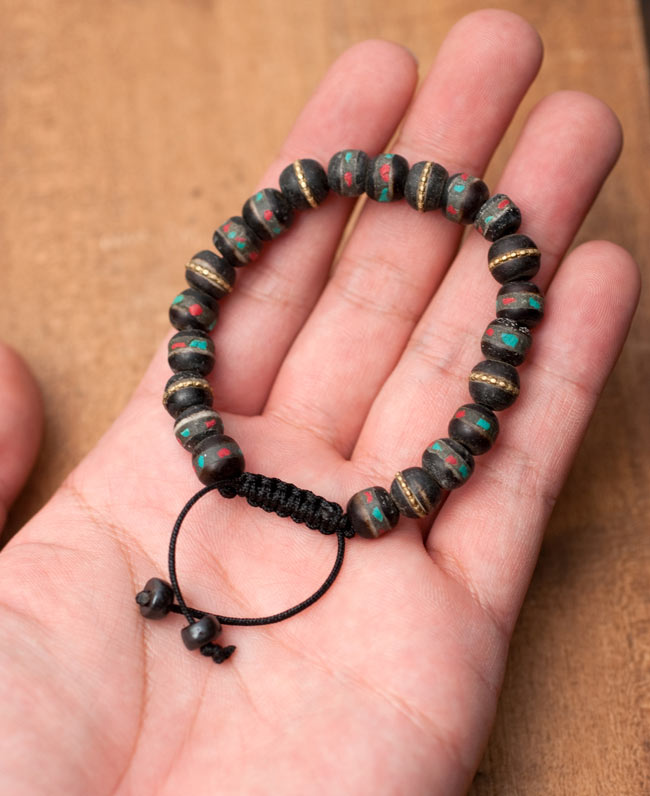 ネパールの数珠ブレスレット - ブラックオニキス 6 - 一番小さいとこのくらいになります。(以下は、同ジャンル品の写真になります。)