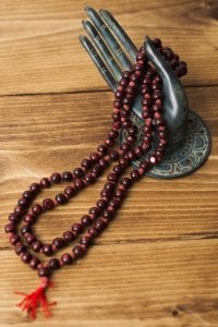 インドの数珠 - 紫光白檀赤紐(ID-MALA-85)