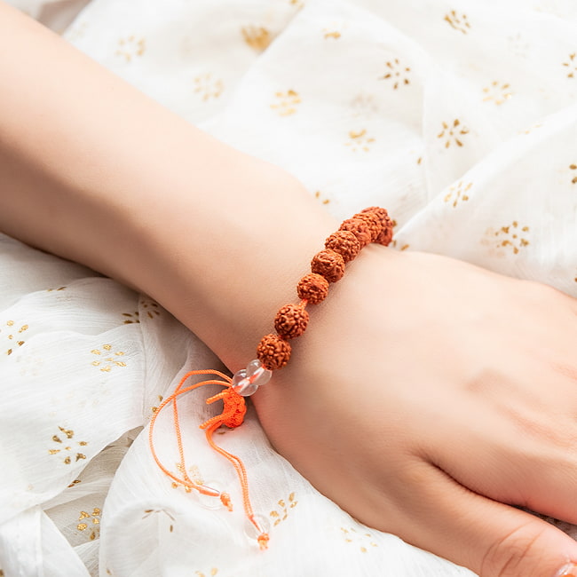 インドの数珠ブレスレット - ルドラクシャ(小) 5 - 着用してみました。素敵な存在感です!