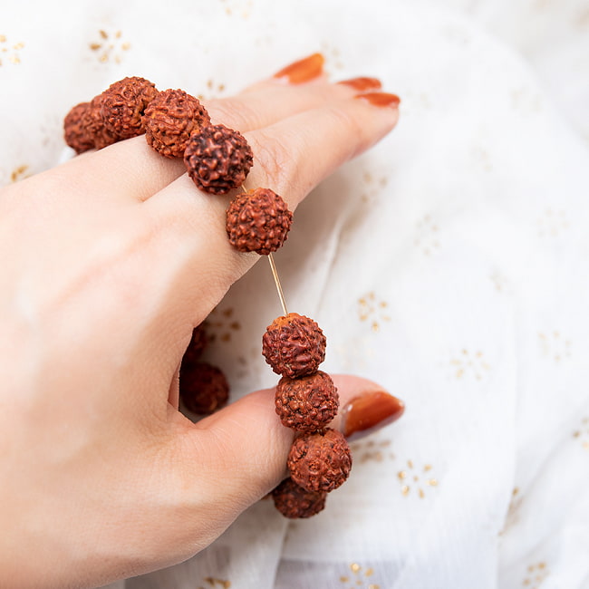 インドの数珠ブレスレット - ルドラクシャ(大） 3 - 伸縮性のあるゴムなので着脱も楽々です！