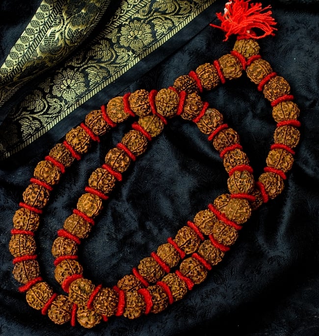 菩提樹の数珠(大粒)-約60cmほどの写真1枚目です。商品の全体を撮してみました（二つ折りにしています）数珠,インドの数珠,ネックレス,首飾り,ルドラクシャ,菩提樹,