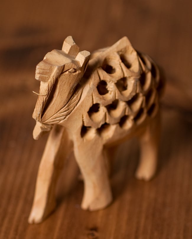 一木造り】インド職人の手作り透かし彫り木像 ジャリ - ラクダ の通販