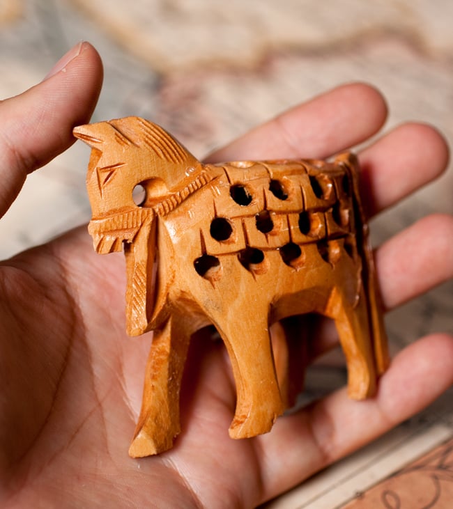 【一木造り】インド職人の手作り透かし彫り木像 ジャリ - 馬 7 - このくらいのサイズ感です。いろいろな所に置きやすいサイズです。