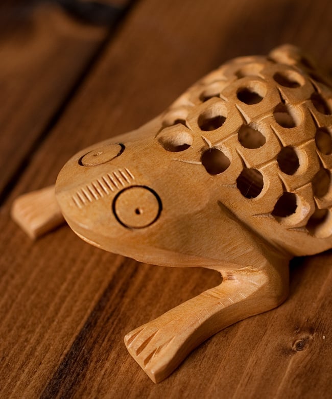 一木造り】インド職人の手作り透かし彫り木像 ジャリ - びっくりカエル