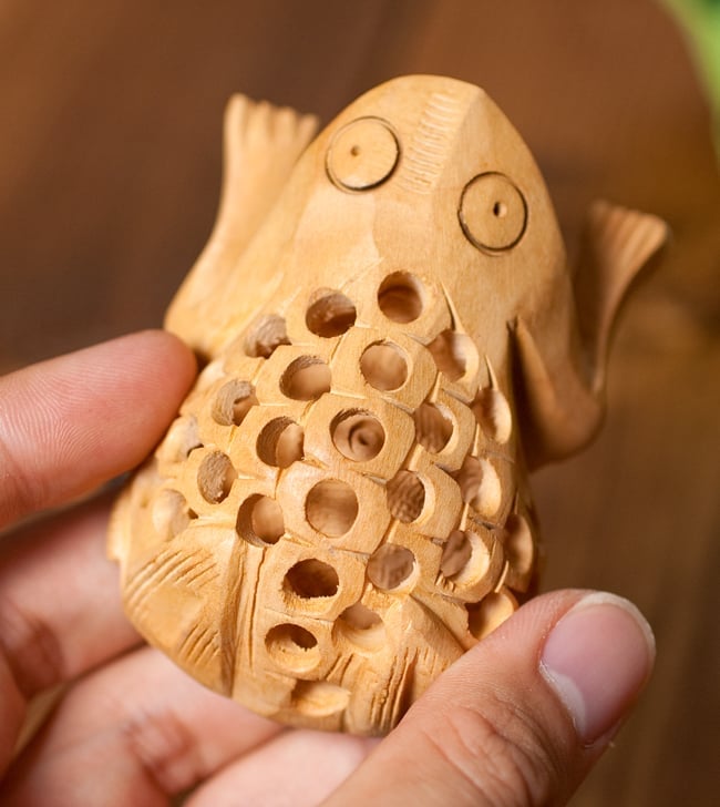 一木造り】インド職人の手作り透かし彫り木像 ジャリ - びっくりカエル