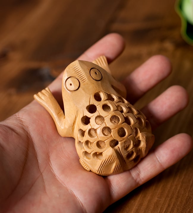 【インド】透かし彫り木製キャメル置物3体セット 一木造り】インド職人の手作り透かし彫り木像 ジャリ - ラクダ の通販