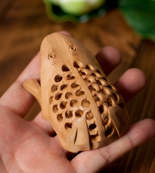 一木造り】インド職人の手作り透かし彫り木像 ジャリ - ショボンカエル
