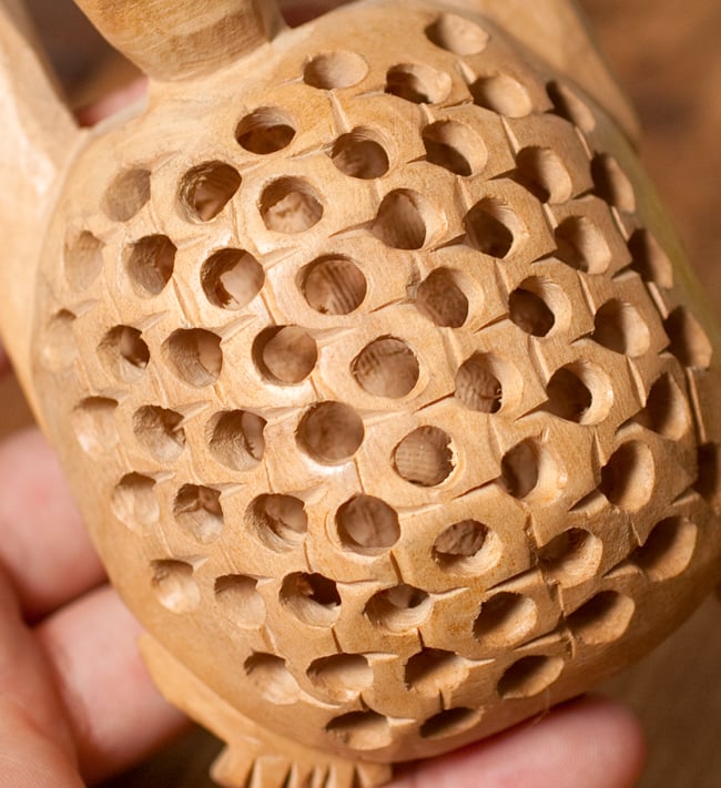【一木造り】インド職人の手作り透かし彫り木像 ジャリ - タートル 6 - 透かし彫りの中には、小さな外と同じ像が彫られています。ドリルであけた穴からノミを使い作るのは骨の折れる作業です。