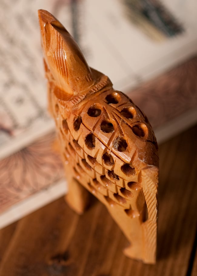 【一木造り】インド職人の手作り透かし彫り木像 ジャリ - 馬 3 - 上からの写真です