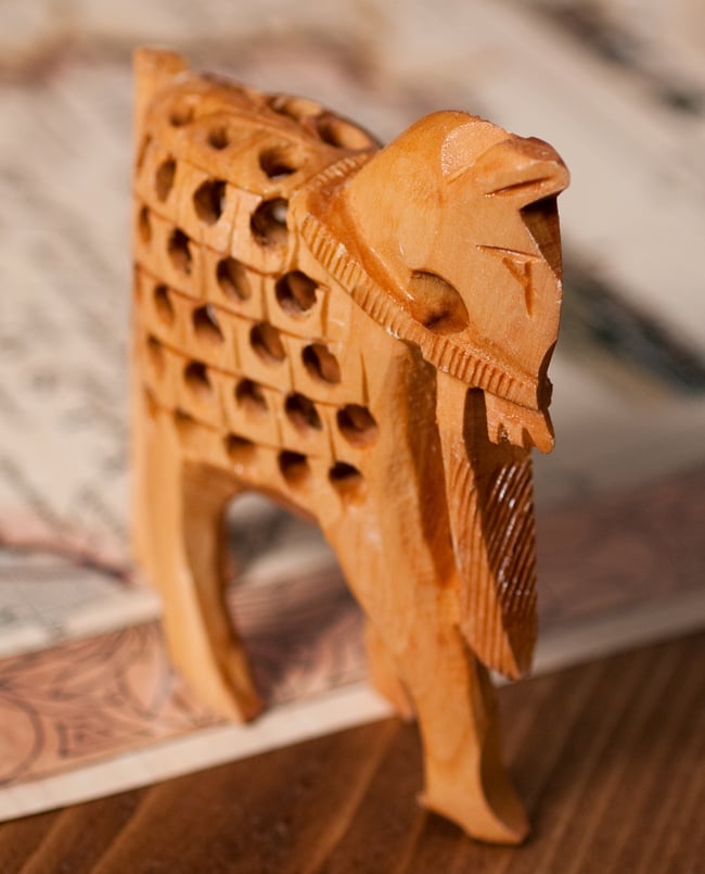 【一木造り】インド職人の手作り透かし彫り木像 ジャリ - 馬 4 - 前からの写真です
