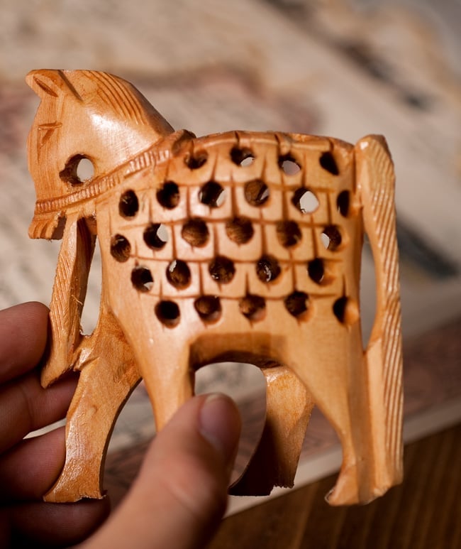 【一木造り】インド職人の手作り透かし彫り木像 ジャリ - 馬 6 - 透かし彫りの中には、小さな外と同じ像が彫られています。ドリルであけた穴からノミを使い作るのは骨の折れる作業です。
