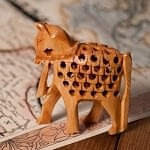 【一木造り】インド職人の手作り透かし彫り木像 ジャリ - 馬の商品写真