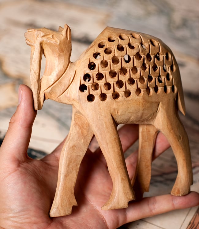 一木造り】インド職人の手作り透かし彫り木像 ジャリ - ラクダ の通販