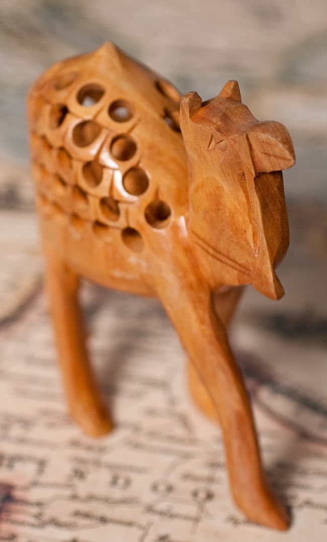 一木造り】インド職人の手作り透かし彫り木像 ジャリ - ラクダ の通販