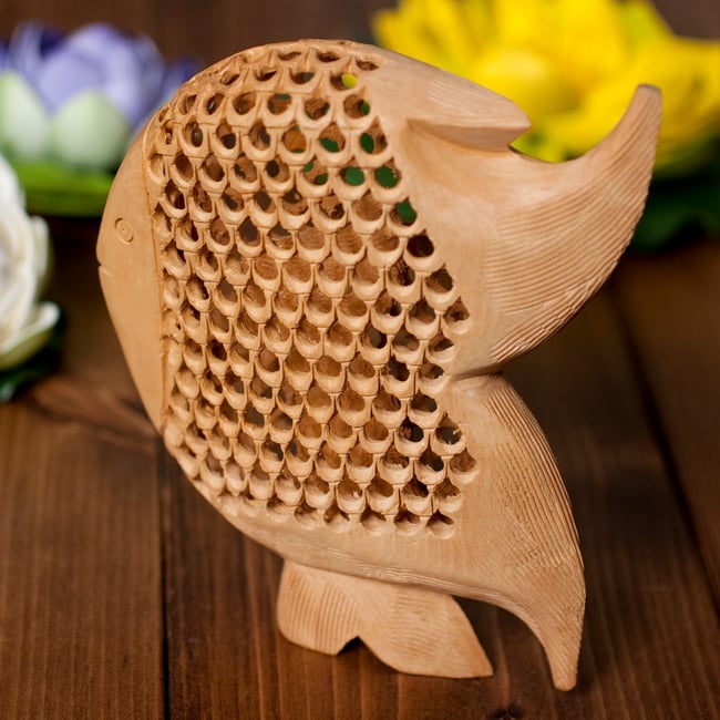 一木造り】インド職人の手作り透かし彫り木像 ジャリ - お魚 の通販