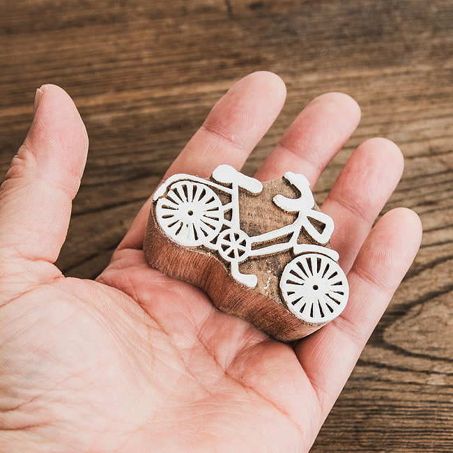 ウッドブロックスタンプ【自転車】約4cmx6.5cm 4 - サイズが分かるように手に持ってみました