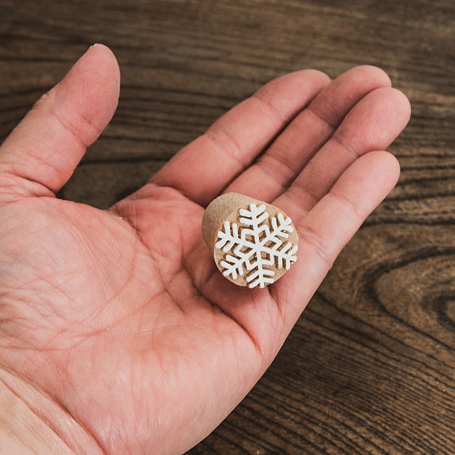 雪の結晶のウッドブロックスタンプ - 直径約2.5cm 4 - サイズ比較のため手に置いてみました