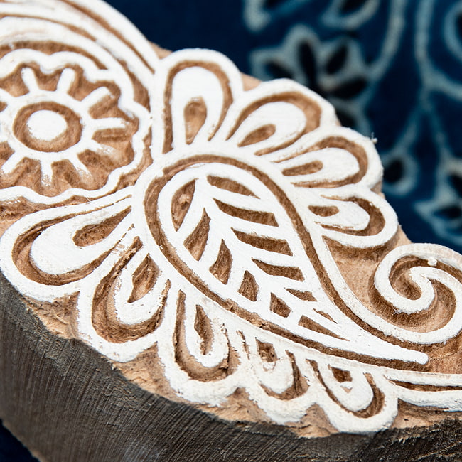 インド伝統の手彫りウッドブロックスタンプ9.5×4.5cm 3 - 彫り込まれています