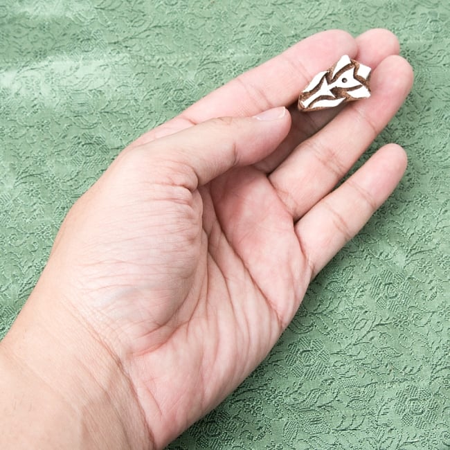 インド伝統の手彫りウッドブロックスタンプ1.5×2.5cm 4 - サイズが分かるように手に持ってみました