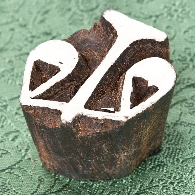 インド伝統の手彫りウッドブロックスタンプ3×3cm 2 - 彫り込まれています