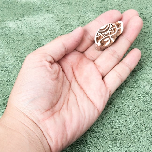 インド伝統の手彫りウッドブロックスタンプ2.5×3cm 4 - サイズが分かるように手に持ってみました