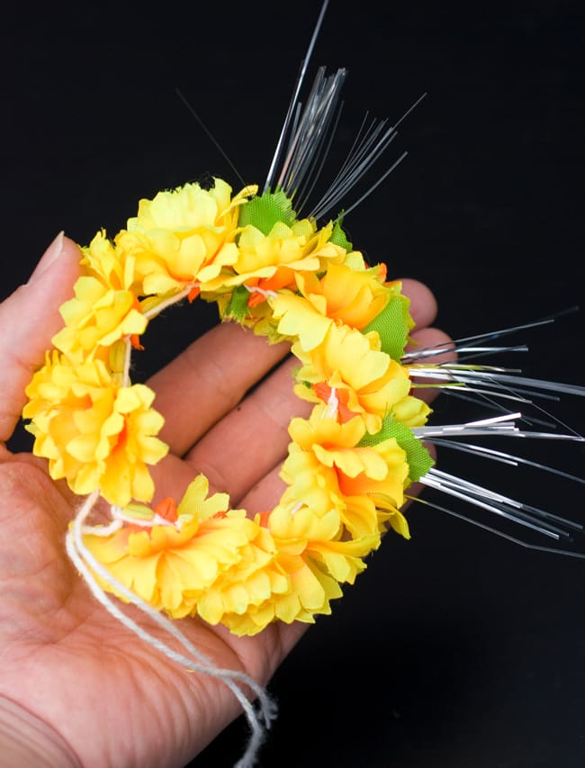 南インドの髪飾り - オレンジイエローの花 4 - 手で持つとこれくらいの大きさです。