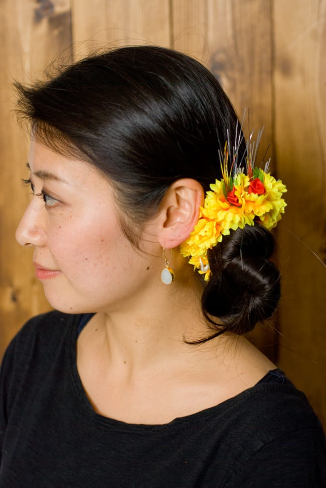 南インドの髪飾り - オレンジイエローの花 5 - モデルさんに付けてもらいました。
