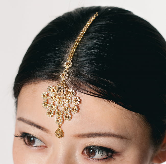カラフルビジューのティッカ インドのヘアアクセサリー 9 - 類似品の着用例です