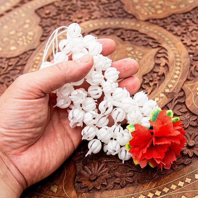 南インドの髪飾り - ジャスミンのつぼみ 白 5 - 手で持つとこれくらいの大きさです。