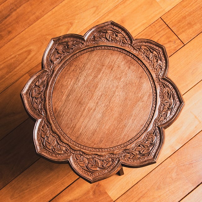 カシミールの細密彫刻 大輪花のサイドテーブル ウォールナット製 直径37cm 2 - 職人技の光る、細やかな彫刻が美しいです。