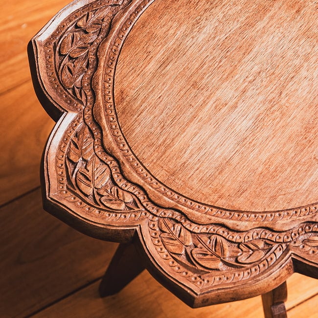 カシミールの細密彫刻 大輪花のサイドテーブル ウォールナット製 直径37cm 4 - 上面から見てみました。