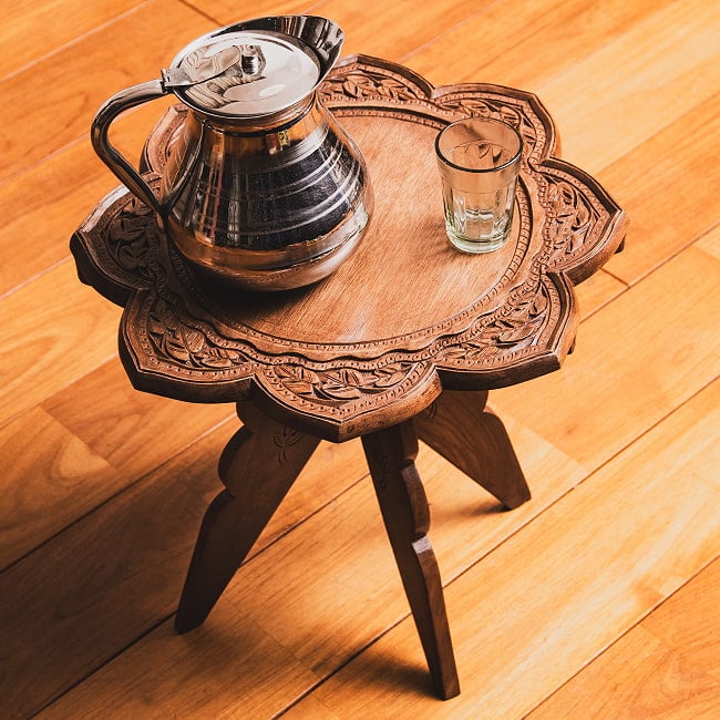 カシミールの細密彫刻 大輪花のサイドテーブル ウォールナット製 直径37cm 5 - サイドテーブルにぴったりなサイズ感です。