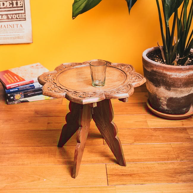 カシミールの細密彫刻 大輪花のサイドテーブル ウォールナット製 直径37cm 6 - 側面からの様子です。